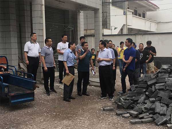 市領導調(diào)研我區(qū)老舊小區(qū)改造