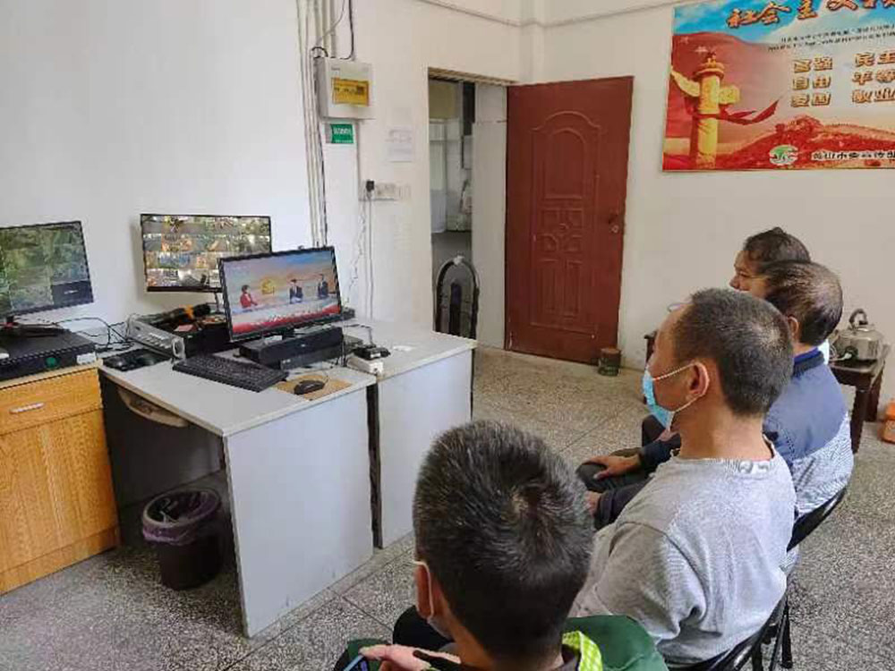 屯溪區(qū)國(guó)投集團(tuán)組織黨員干部收看中國(guó)共產(chǎn)黨第二十次全國(guó)代表大會(huì)開(kāi)幕式