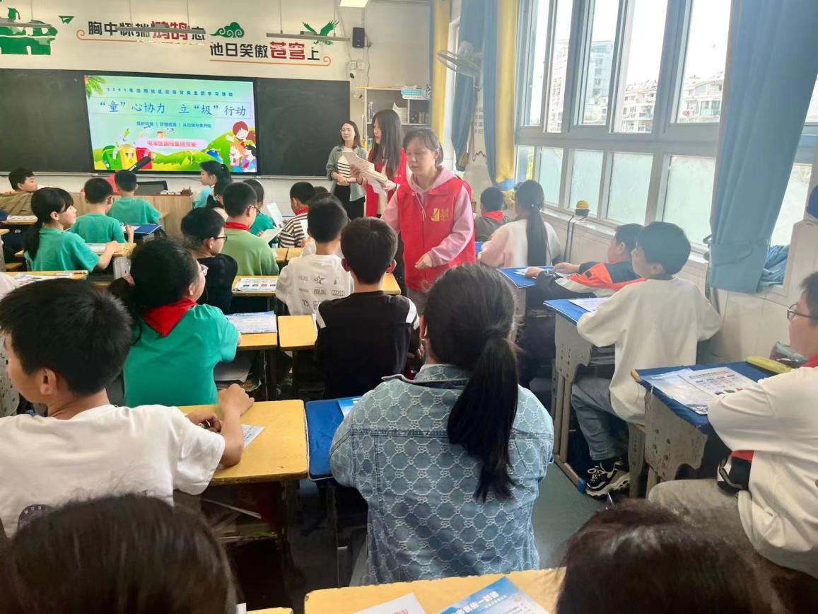 “攜手共筑美好家園”——開(kāi)展垃圾分類宣傳、小區(qū)衛(wèi)生整治志愿者活動(dòng)